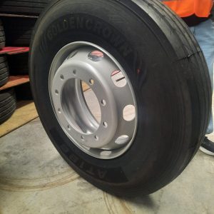 PNEU GOLDEN CROWN 295/80R22.5 18PR 152/149M TL, STANDARD AT196 TBR240712003, MONTADO EM RODA DE AÇO JUNGU / VWTB , OFFSET: 170 MM, BACKSPACE: 284,75 MM, MATERIAL: AÇO, COR: PRATA PINTADA, JG28SW110